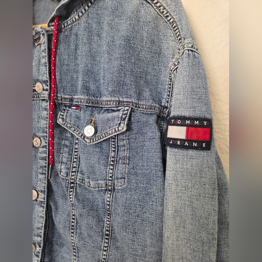 Y2k Tommy Hilfiger Light Blue Denim Hooded Jean Jacket with Red Drawstrings - Picture 3 of 7
